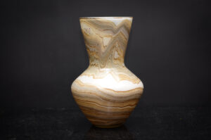 Handgemaakte glazen vaas van Fidrio met zachte beige tinten en kleurrijke marmeraccenten.