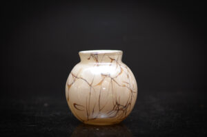 Handgemaakte glazen vaas van Fidrio met zachte beige tinten en kleurrijke marmeraccenten.