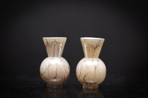 Handgemaakte glazen vaas van Fidrio met zachte beige tinten en kleurrijke marmeraccenten.